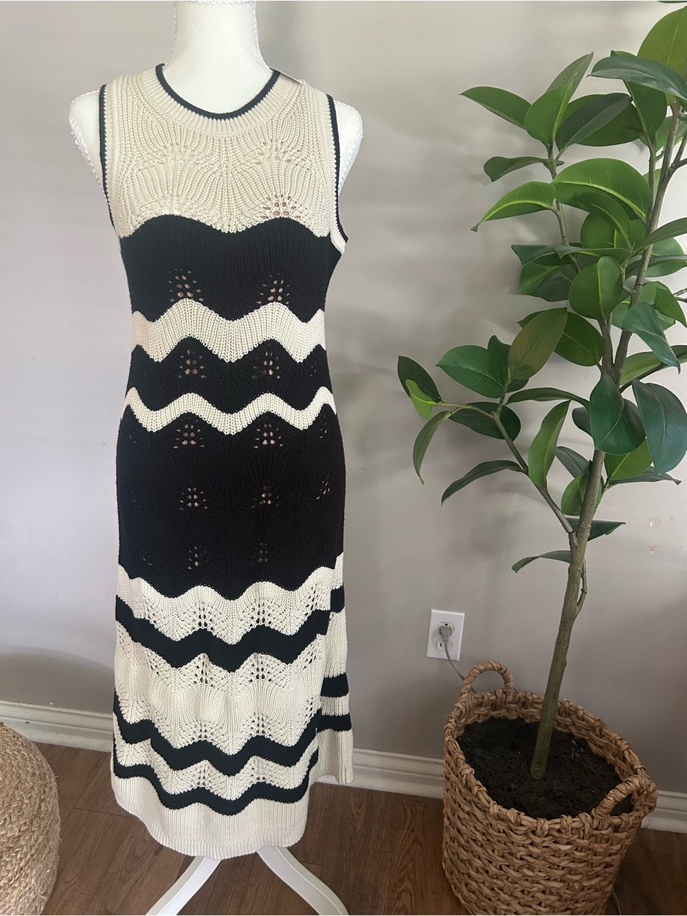 NWT GAP Black and Cream Wave Knit Midi Dress - Picture 2 of 11